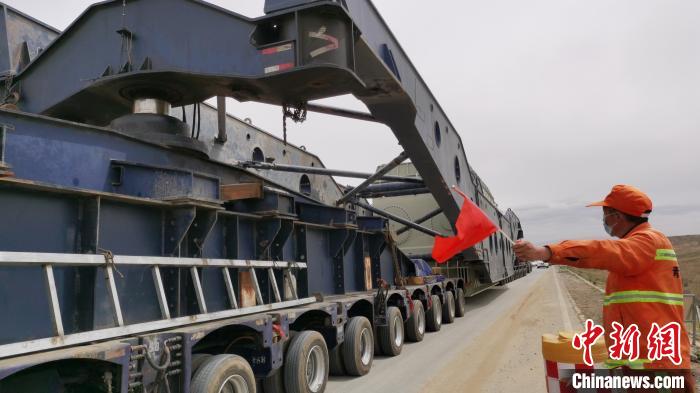 青海至河南特高壓工程28臺核心設(shè)備有序運(yùn)輸單件車貨總重超400噸