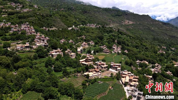 四川丹巴村民洛太的民宿致富夢：“除了好政策，自己更要有干勁”