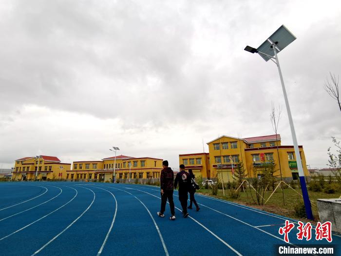 青海草原上的新村落：扶貧政策“照”在我的家，“暖”著我的心