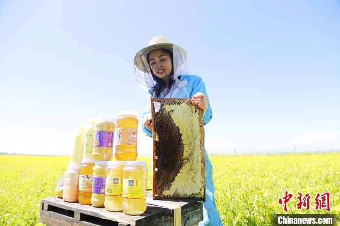 圖為蜂農(nóng)現(xiàn)場展示蜂產(chǎn)品?！●R銘言 攝
