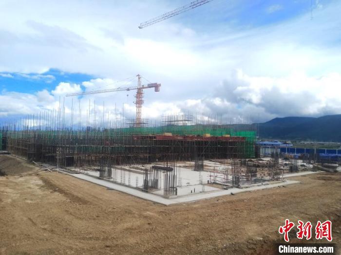 圖為香格里拉站實(shí)現(xiàn)封頂。中國(guó)鐵路昆明局集團(tuán)供圖