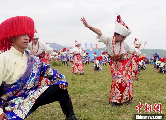 當(dāng)?shù)孛癖姎g慶香浪節(jié)。　高展 攝