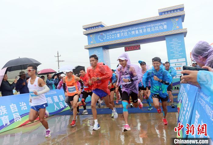 8月23日，拉卜楞高原半程馬拉松在甘加秘境景區(qū)鳴槍開(kāi)跑?！「哒?攝
