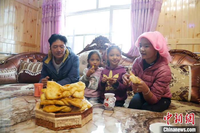 圖為項青達杰一家人合影。　馬銘言 攝