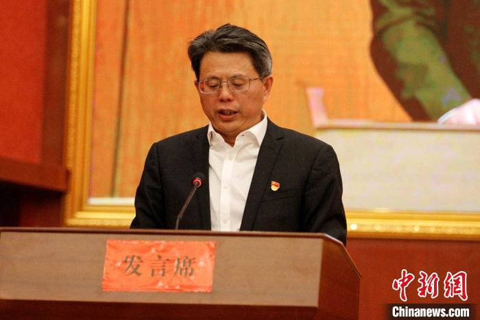 圖為果洛州委常委、副州長(zhǎng)、上海市援青聯(lián)絡(luò)組組長(zhǎng)馮志勇總結(jié)對(duì)口支援十年工作?！」逯菸麄鞑抗﹫D 攝