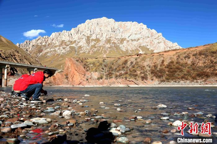圖為中外記者在雜多縣境內(nèi)的瀾滄江干流采訪當(dāng)?shù)厣鷳B(tài)保護(hù)情況?！?zhí)砀?攝