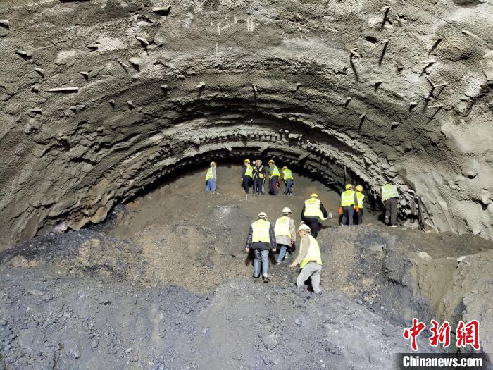 圖為久馬高速查針梁子隧道施工現(xiàn)場(chǎng)?！⊥貔i 攝
