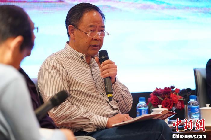 圖為青海省藝術(shù)研究所所長、文化學(xué)者耿占坤發(fā)表觀點?！√K丹 攝