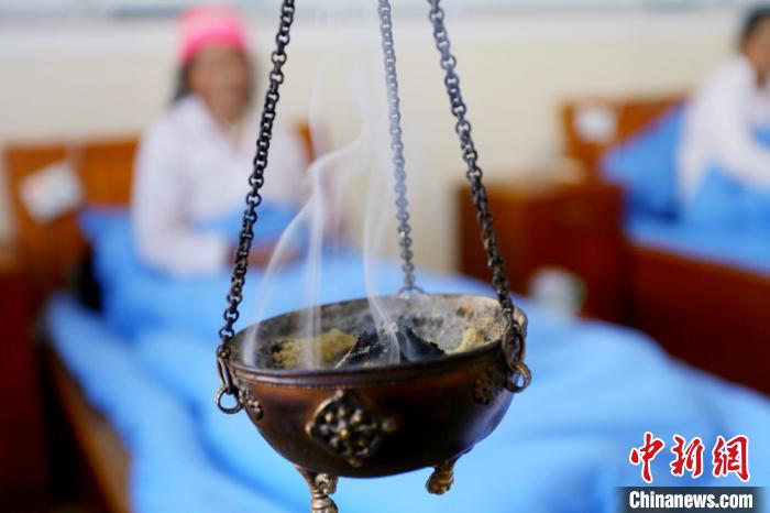 圖為藏醫(yī)熏藥療法?！「哒?攝