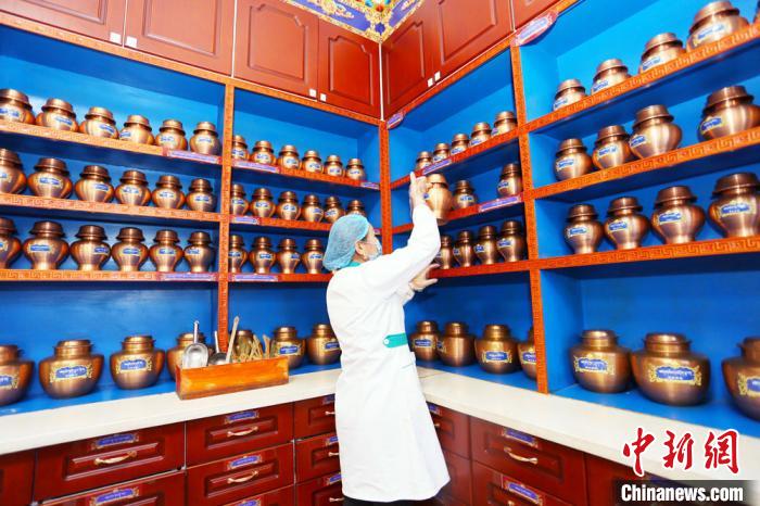 近年來，夏河縣藏醫(yī)醫(yī)院在基礎設施、醫(yī)療服務、業(yè)務拓展、人才梯隊、制度建設等都發(fā)生了巨大變化?！「哒?攝