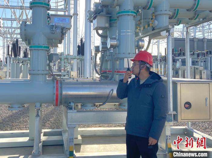 圖為國網(wǎng)青海檢修公司專業(yè)人員在沙柳變電站驗收設(shè)備?！√岂?攝