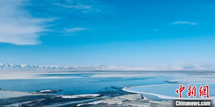 圖為冬季茶卡天空壹號景區(qū)?！±罱瓕?攝