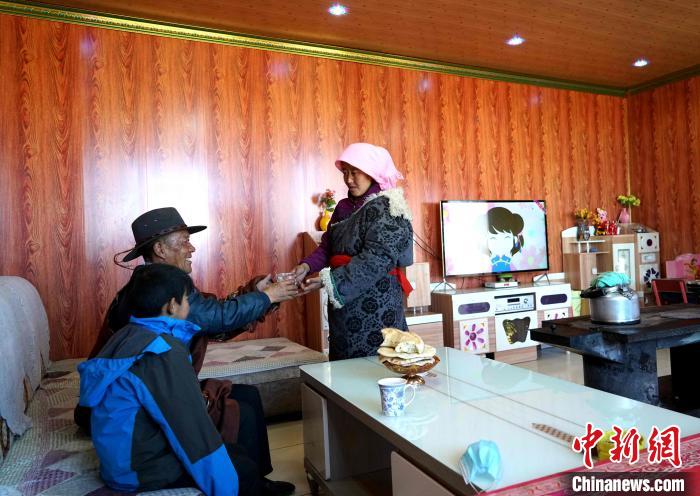 圖為易地搬遷后的哇保家?！〔彭検步?攝