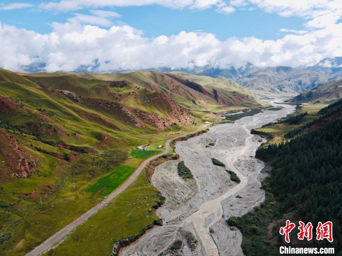 資料圖為祁連山國家公園青海片區(qū)?！±罱瓕?攝