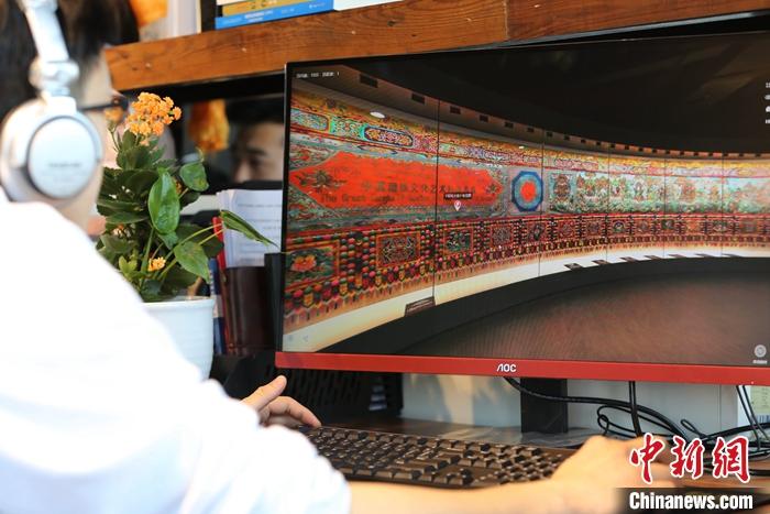 2月23日，青海西寧，市民利用VR瀏覽長達(dá)608米的《中國藏族文化藝術(shù)彩繪大觀》。農(nóng)歷辛丑牛年新年“巧遇”藏歷鐵牛新年，青海高原農(nóng)牧民特別是生活在城市的藏族民眾，正享受從“流口水”的糌粑到“鎮(zhèn)館之寶”VR體驗(yàn)的味覺、視覺“大餐”之變。<a target='_blank' ><p  align=