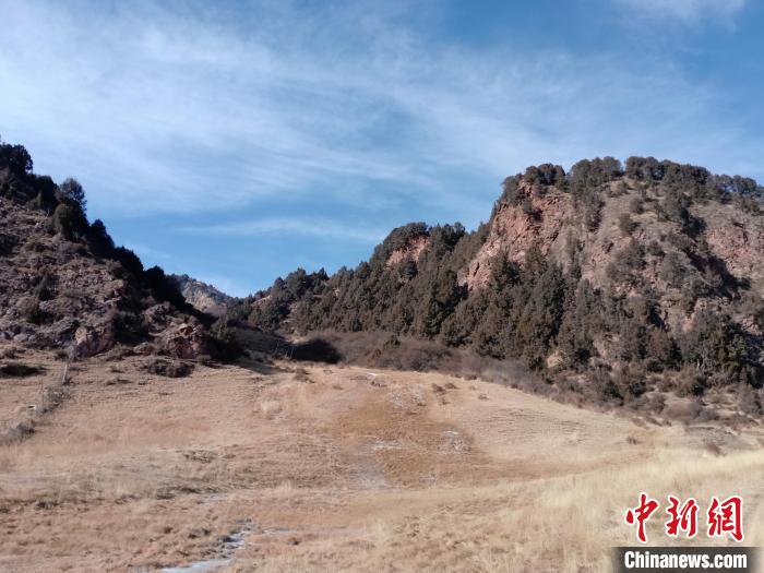 圖為坎布拉外圍地區(qū)的古火山口。孫揚益 供圖 孫揚益 供圖 攝