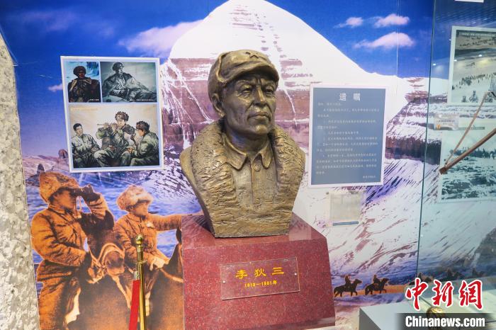圖為南疆軍區(qū)某合成團1連榮譽室，雕像是進藏先遣英雄連總指揮李狄三?！畛坛?攝