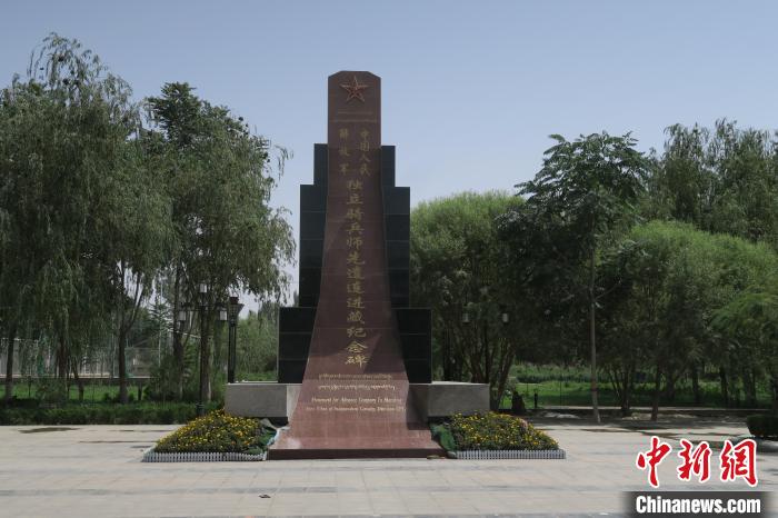 圖為位于于田縣中心的中國人民解放軍獨立騎兵師先遣連進藏紀念碑。　楊程晨 攝