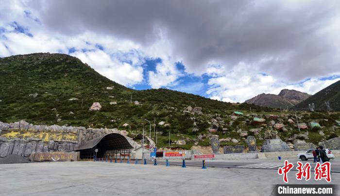 已建成通車的雀兒山隧道?！⒅铱?攝