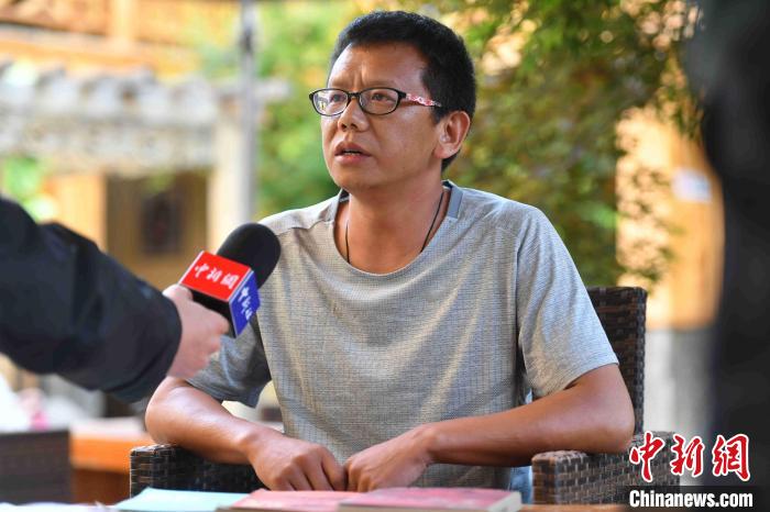 圖為和澗秋接受記者采訪?！⑷疥?攝