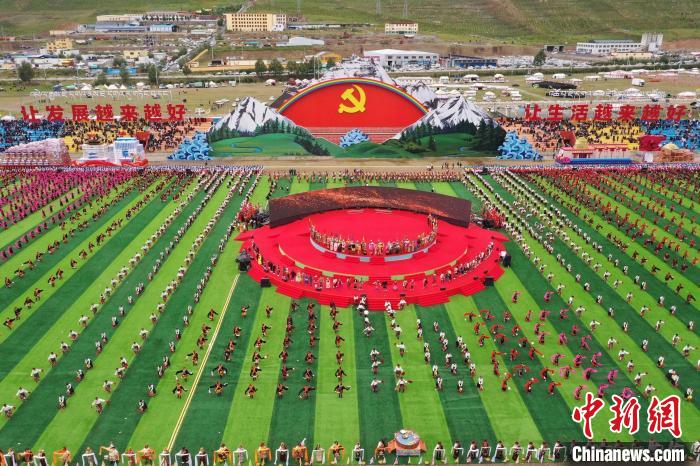 圖為玉樹藏族自治州成立70周年慶祝大會現(xiàn)場。　馬銘言 攝