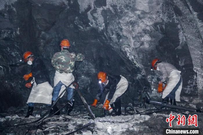 隧道開(kāi)挖作業(yè)施工現(xiàn)場(chǎng)?！】蛋蛡髅焦﹫D