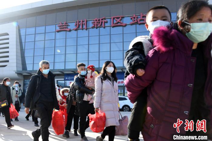 圖為搬遷民眾剛出火車站?！《P 攝