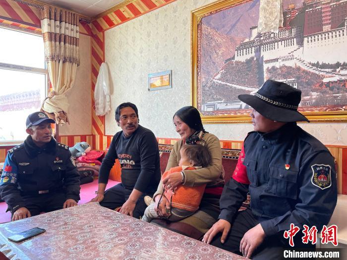 圖為派出所民警和義警入戶了解情況。　祁繡娟 攝