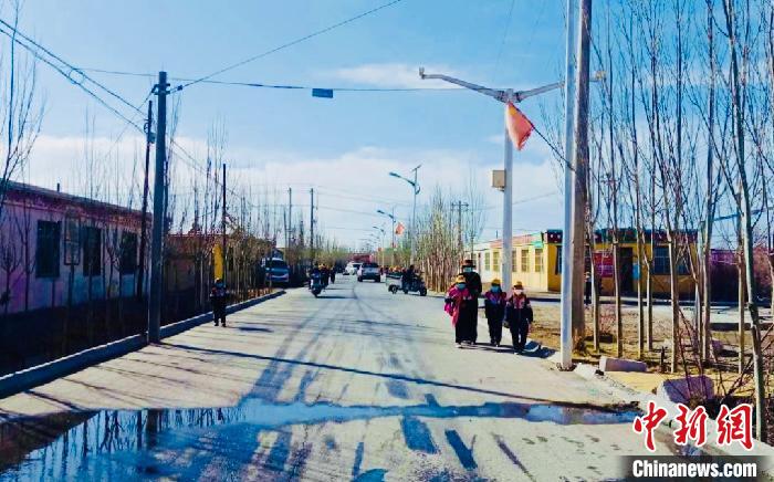 圖為黃河源昆侖社區(qū)馬路的一角?！「駹柲臼形麄鞑?供圖