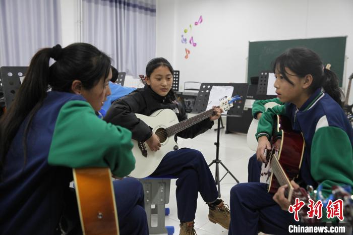 青?，斍撸簻p負(fù)不減質(zhì)“均衡發(fā)展”是教育關(guān)鍵詞