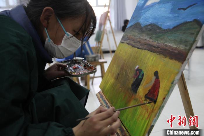 圖為學(xué)生跟著老師學(xué)習(xí)繪畫(huà)。　胡貴龍 攝