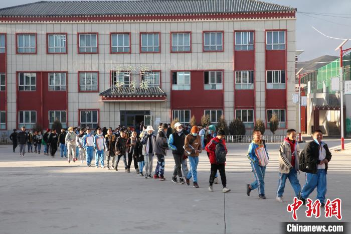 圖為瑪沁縣第一民族中學(xué)。　胡貴龍 攝