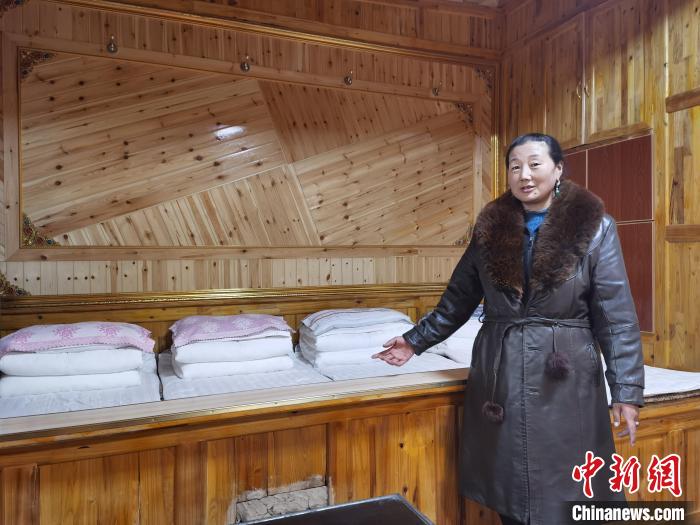 圖為德吉村村民鬧尖措介紹自家農(nóng)家樂。　祁增蓓 攝