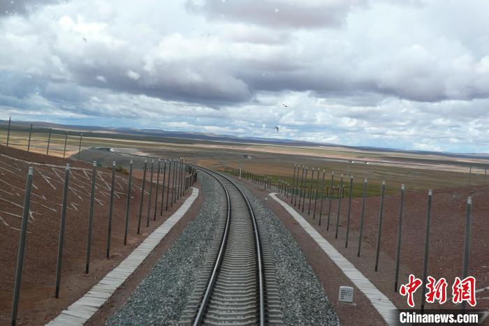 圖為熱棒技術(shù)在青藏鐵路凍土區(qū)的應(yīng)用。(資料圖) 中鐵西北科學(xué)研究院供圖