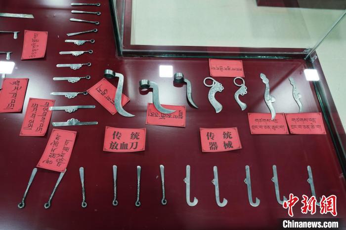 圖為藏醫(yī)古傳統(tǒng)醫(yī)療器械?！●R銘言 攝