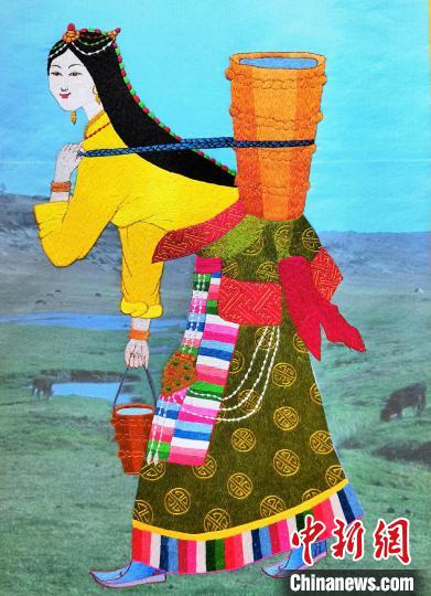 圖為藏繡作品《背水姑娘》?！∑钤鲚?攝