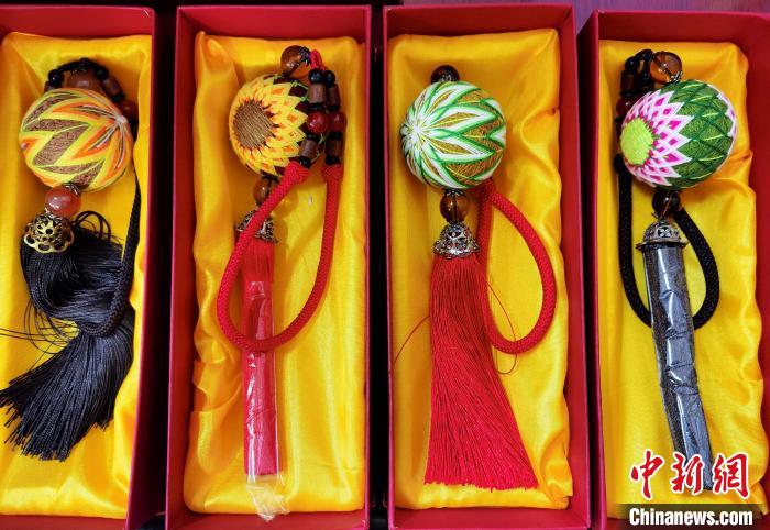 圖為藏繡手工藝品。　祁增蓓 攝