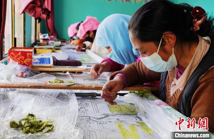 圖為繡娘正在進行刺繡?！●R銘言 攝