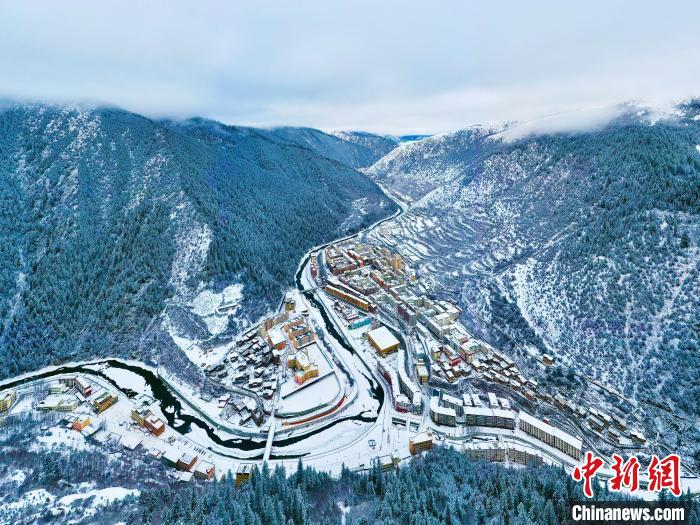 壤塘的雪后美景?！∪捞量h融媒體中心供圖