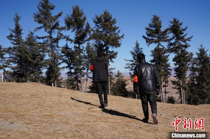 圖為桑杰加(左)和同事巡查林場?！●R銘言 攝