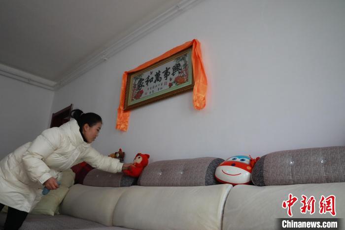 27日，春節(jié)將至，楊周馬草打掃房屋，拆洗沙發(fā)靠墊等?！《∷?攝