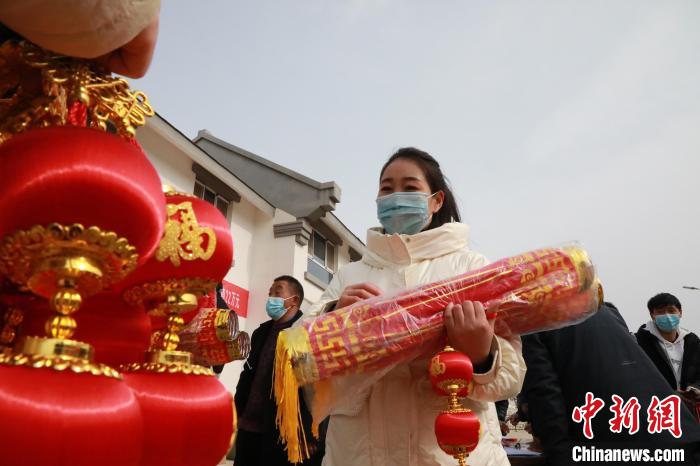 27日，蘭州新區(qū)為舟曲避險(xiǎn)搬遷移民送“春節(jié)包”，楊周馬草前往領(lǐng)取，紅色寓意來(lái)年的日子紅紅火火?！∥航ㄜ?攝