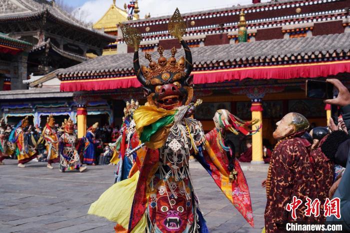 圖為塔爾寺僧侶進(jìn)行“跳欠”儀式?！●R銘言 攝