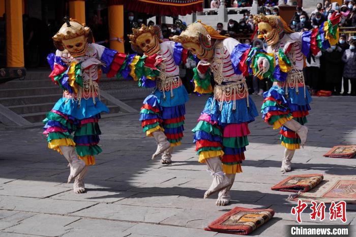 圖為塔爾寺僧侶進行“跳欠”儀式?！●R銘言 攝