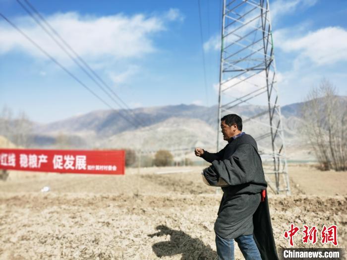 圖為藏族民眾撒種、施肥?！?zhí)砀?攝