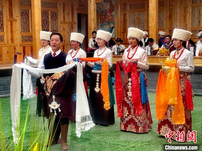 圖為“村晚”現(xiàn)場。　李玉峰 攝