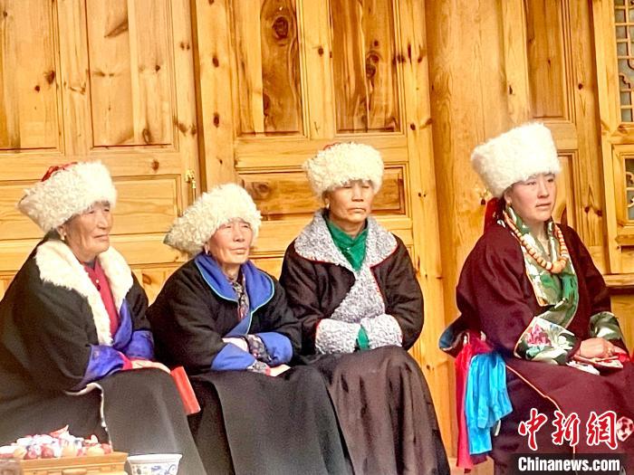 圖為藏族女性觀看“村晚”?！±钣穹?攝