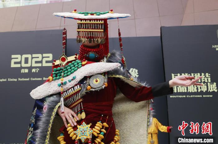 圖為模特展示藏族服飾?！●R銘言 攝