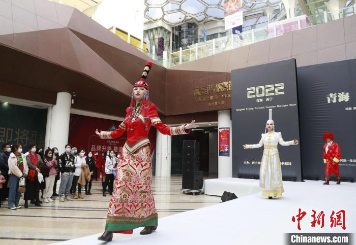 圖為模特身穿民族服飾進(jìn)行走秀?！●R銘言 攝