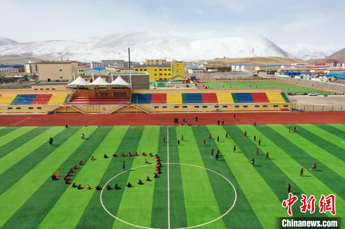 航拍曲麻萊縣足球場(chǎng)?！●R銘言 攝